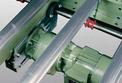Only one deck motor is necessary for the numerous support rollers due to the distribution of forces, as well as in the case of longer transportation routes.