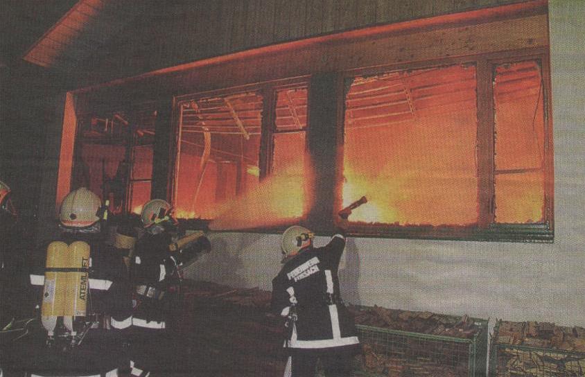 Verhalten im insatz NÖ Landes-Feuerwehrschule Beispiel 8: Befehl des GRKDT: L Wohnhausbrand Wir verhindern die Brandausbreitung D 1.