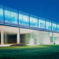 Einleitung Notwendigkeit von Sonnenschutz Fixscreen RENSON HQ, Waregem (BE), Arch.: J. Crepain Ein Gebäude oder eine Wohnung mit großen Glasflächen bietet viele Vorteile.