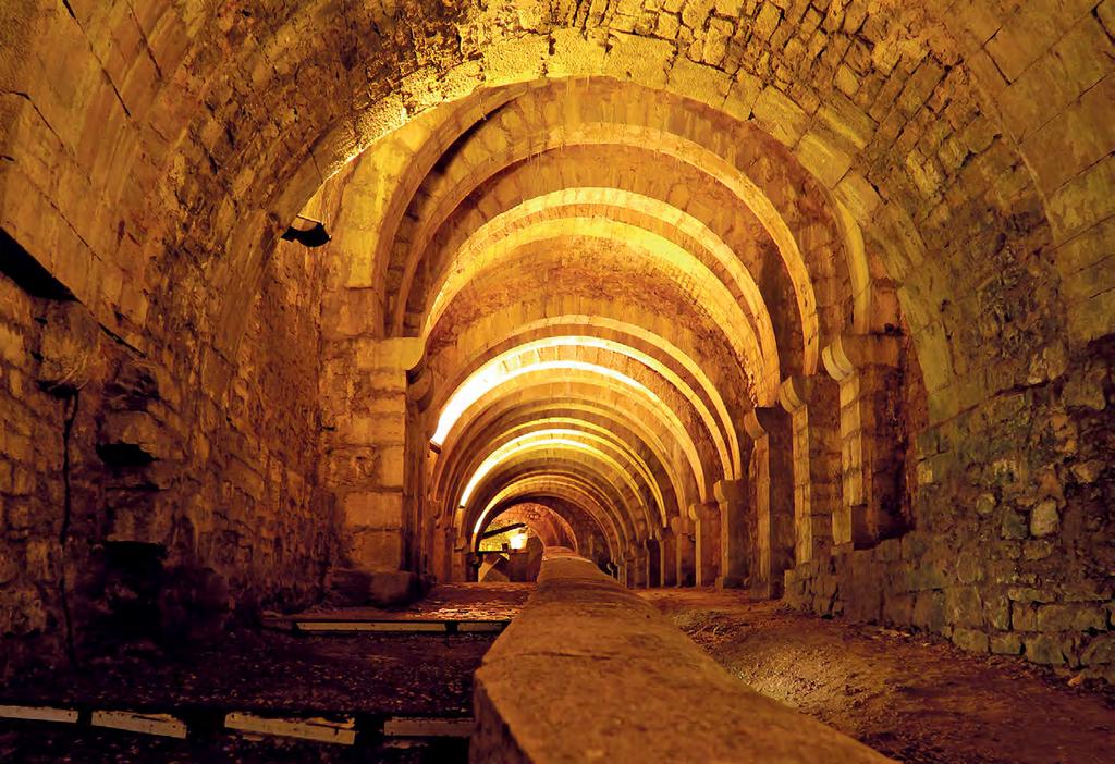 Mönche haben den unterirdischen Salinengang in Salins im französischen Jura gebaut und die Berner über Jahrhunderte mit Salz beliefert.