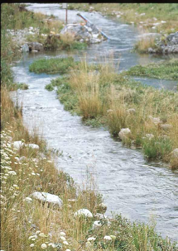 Zur Anmut der Passhöhe gehört oft ein kleiner See.