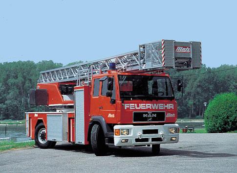 Feuerwehr-Drehleiter Turnable Ladder Einsatz der BTLs in den 4 Stützen um die maximale Ausladung und Belastung