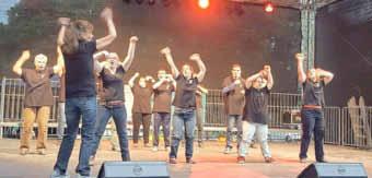 Amtsblatt der Verbandsgemeinde Lingenfeld - 8 - Ausgabe 25/2015 Alle tanzten, waren ausgelassen und froh und stürmten die Bühne, um mit den Musikern zu singen und zu feiern.
