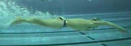 Variante 2: Es wird mit dem Armzug begonnen (Körper/Beine sind in strömungsgünstiger Position) und der Delfinkick wird erst in der Druckphase des Tauchzuges ausgeführt.