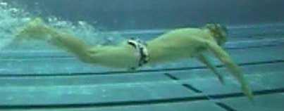 3: Varianten der Koordination von Tauchzug und Delfinkick im Übergang des Brustschwimmens Variante Abbildung Hinweis Delfinkick bei geringem Widerstand von Armen/Körper Variante 1