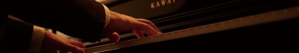 Da s Spielgefühl eines Flügels Die Tastatur eines akustischen Flügels besteht aus schwarzen und weißen Tasten, gewichteten Hämmern und zahlreichen weiteren Komponenten, die beim Spielen einer Taste