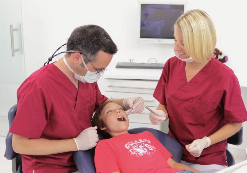 Als Zahnmedizinische Fachangestellte sorgen Sie mit Ihrem Können und Ihrer Teamfähigkeit für den reibungslosen Ablauf des Praxisalltags.