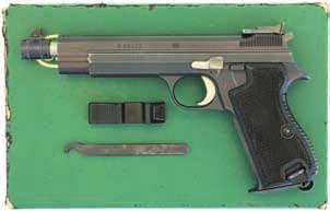 18807 CHF 1300. 248607 Pistole, SIG P 210-6, Kal. 9mmP/WL 7,65mmP. LL 120mm, sandgestrahlte, brünierte Ganzstahlwaffe mit SA-Abzug, Trigger-Stop.