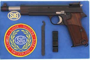 00 247546 Pistole, SIG-Sauer P225, Kantonspolizei Zürich, Kal. 9mmP. LL 96mm, schwarz eloxiertes Leichtmetallgriffstück mit DA-Abzug. Kimme und Korn seitlich eingeschlauft.