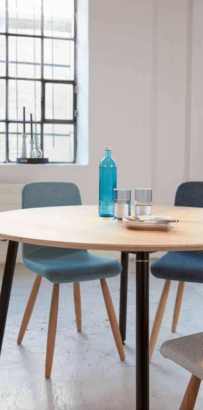 TISCHE Die Tische der Kollektion überzeugen durch ihre schlichte, minimalistische Formgebung mit nach unten abgeschrägten