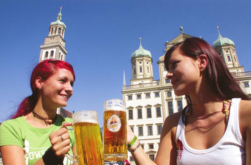 Augsburger Biere gehören zur Stadt wie das Rathaus. Bis heute brauen mehrere Betriebe. Zwei dieser Brauereien berufen sich auf ein halbes Jahrtausend Tradition. Augsburg.