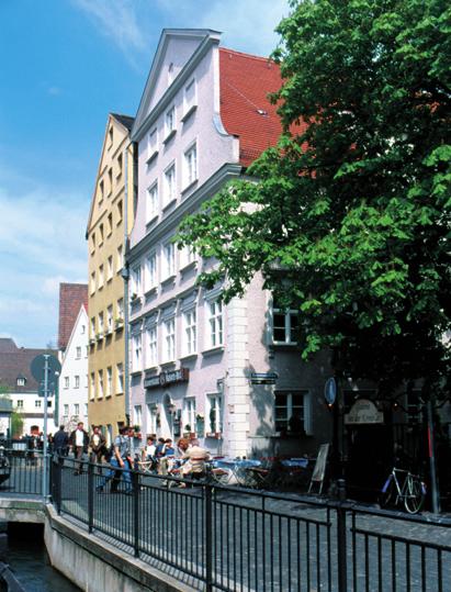 In der Hausbrauerei wird das historische Drei-Heller-Bier gebraut. Unweit vom Brechthaus liegt in der Altstadt die 1572 an den heutigen Standort verlegte Gaststätte Bauerntanz.