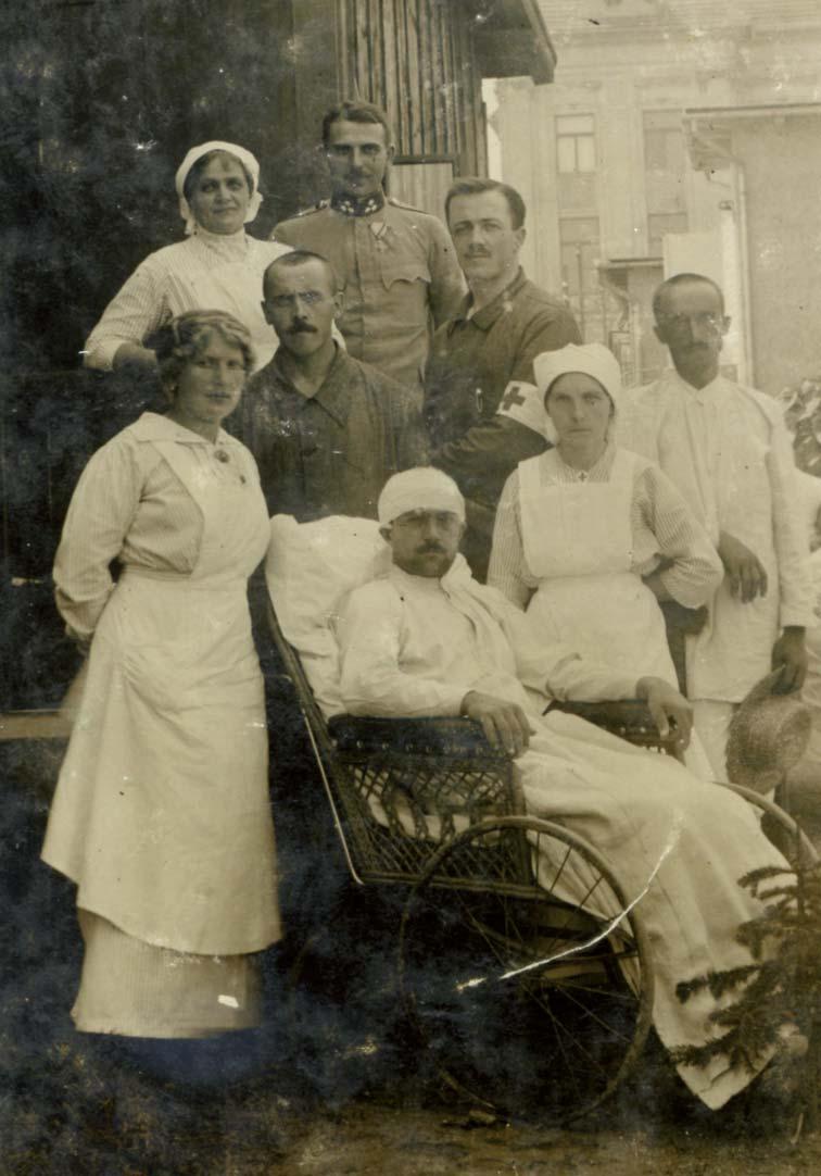 Juraj Poláček (vpravo) v nemocnici v Brne v r. 1915, kde sa liečil z vojnového zranenia priestrelu hrudníka.
