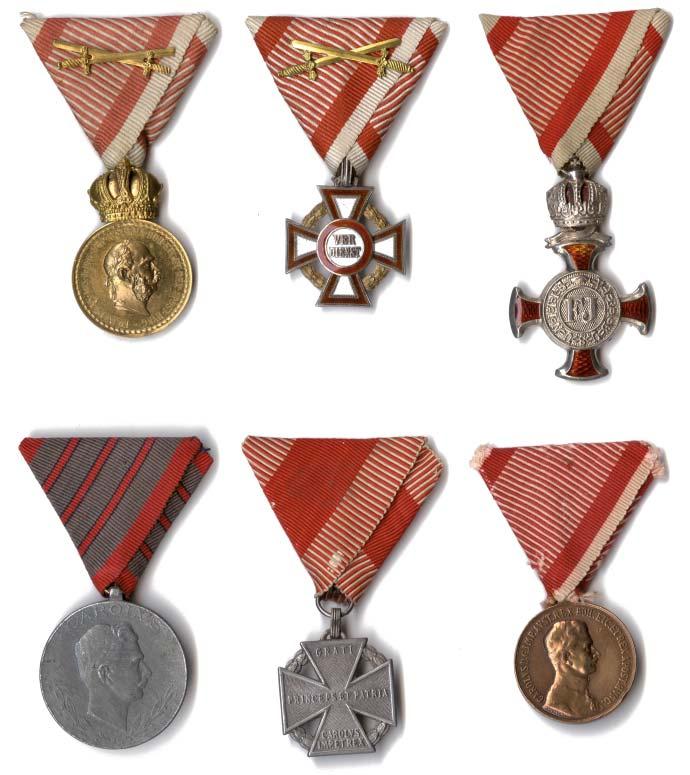Príklady rakúsko uhorských vyznamenaní. Zhora zľava: Bronzová vojenská záslužná medaila s mečmi (Signum laudis), Vojenský záslužný kríž 3.