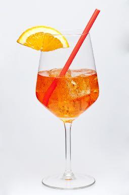 Darf es vorab ein Aperitif sein? Campari (4cl) Orange 6.90 Hugo (mit Sekt) 0,3 l - 4.90 Allergeninfo: O Aperol Spritzer (mit Wein) 0,3 l - 4.