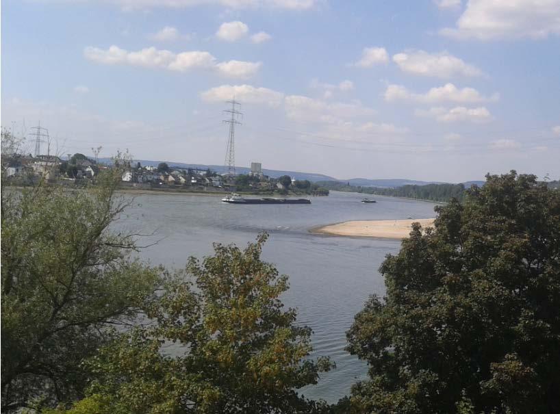 erstreifen herrscht lebhafter Schiffsverkehr auf dem Rhein, hier stromab der Moselmündung (Bild: J. U.