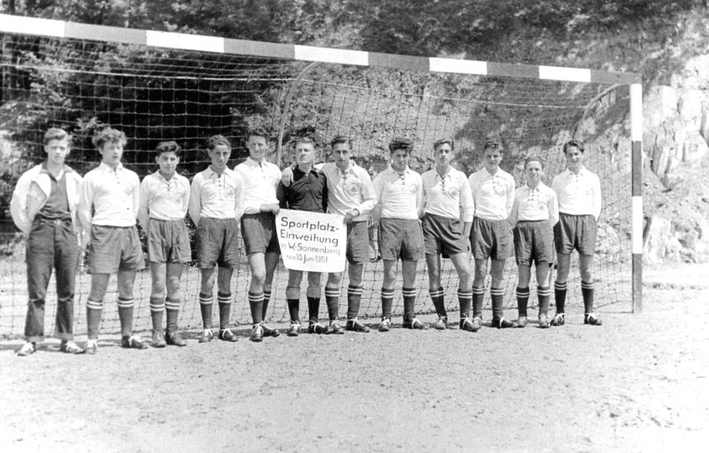 Die A-Jugend bei der Sportplatz-Einweihung von links: Heinz Hild, Emil Seelgen, Dieter Merz, Hermann Schenk,