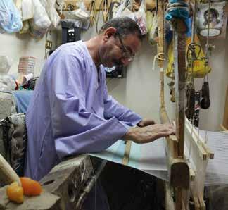 In der Schal-Werkstatt von Adel Habashi Die handgewebten Loop-Schals aus Viskose fallen besonders schön. In frischen Farben unterstreichen sie wunderbar jedes Outfit.