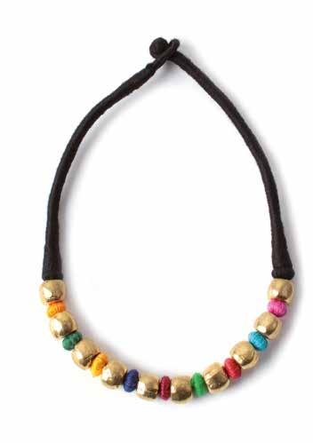 Das Halsband Dana zieren Glasperlen, die mit Textilfäden in bunten Farben veredelt wurden.