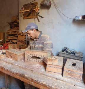 Die Handwerker unseres Handelspartners Wüstensand aus Marokko stellen die hochwertigen Dosen aus der heimischen Thuja her.