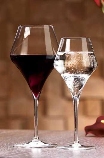 Dabei reichen 3 verschiedene Größen aus, um das Aroma unterschiedlichster Weine voll zur Entfaltung zu bringen. Setzen Sie Ihre modern gedeckten Tische mit VINZENZA besonders stilvoll in Szene!