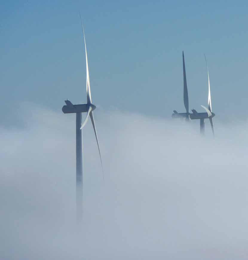 Prüfung im Nebel Die Wiederkehrende Prüfung von Windenergieanlagen ist eine Pflicht. Doch es fehlt an Standards, die hohe Qualität gewährleisten.