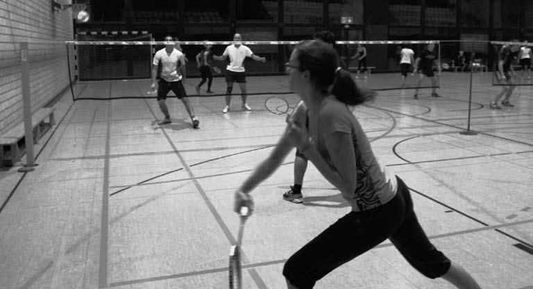 Badminton Badminton Teckniktraining und Spiel richtet sich in erster Linie an die Bedürfnisse der Badminton-Anfänger: Hier lernt man unter der Anleitung v.a. die wichtigsten Schlagtechniken, aber auch einige taktische Grundlagen des Badmintonspiels.