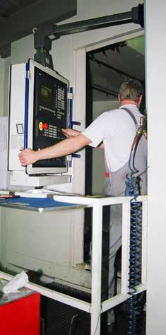 Arbeitsplatzmaße Abbildung 31: Ungünstige Anordnung des Bedienpultes Der Bearbeitungsraum dieses Automaten kann nur durch extreme Verdrehung des Kopfes eingesehen werden.