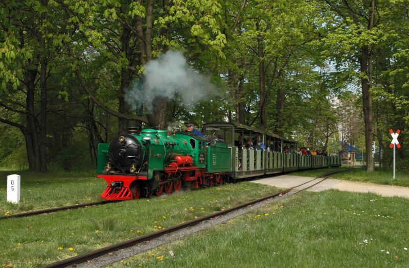 Des Rätsels Lösung ist die Dresdner Parkeisenbahn, deren Fahrbetrieb seit Jahrzehnten von Kindern und Jugendlichen in ihrer Freizeit geleistet wird.