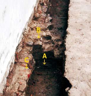 Druhý fragment staršieho muriva severojužného priebehu a neucelene zachovanej hrúbky 43 cm sa odkryl vo vzdialenosti 9,38 9,81 m od východného nárožia lode, v tesnom východnom susedstve spevnenej