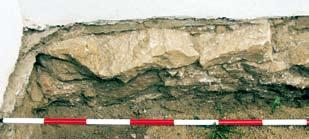 Podľa granulometrickej klasifikácie pyroklastov je hornina tvorená jemnozrnným vulkanickým popolom (prachom) s veľkosťou úlomkov pod 0,1 mm.