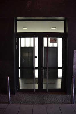 Tür zum Aufzugsvorraum Tür von Passage zum Aufzugsvorraum Die Tür ist keine Karussell- oder Rotationstür. Art der Tür / des Durchgangs: Einflügel Die Tür wird durch eine Servicekraft geöffnet.