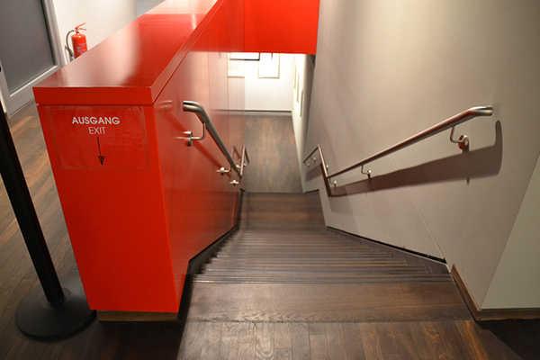 Treppen in Ausstellung Treppen in Ausstellung Vorhandene Schwellen/Stufen: 20 Höhe der Schwelle/Stufe: 19 cm Die Treppe hat gerade Läufe. Die Treppe hat beidseitige Handläufe.