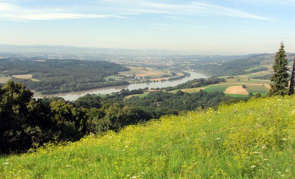 Donau-Radweg: die Sportliche, Passau Wien REISEBESCHREIBUNG In flotter Fahrt zur Donaumetropole Wien Radeln Sie flott und geschwind entlang der blauen Donau und lernen Sie dabei die Schönheit und die