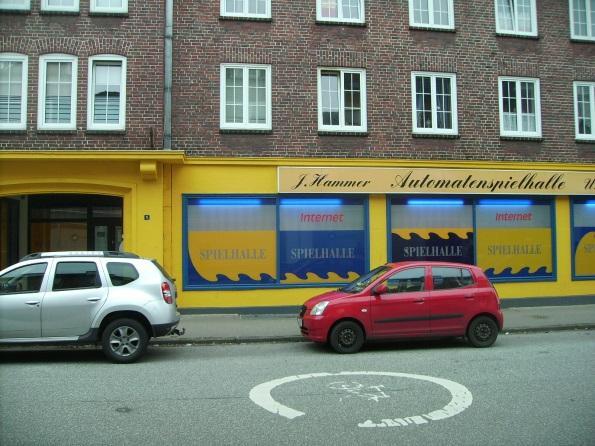 Gestaltung Auffällige Farbgebung, verklebte Schaufenster deutlicher Bruch im städtebaulichen Erscheinungsbild Foto 28: Spielhalle Friedenstraße 1 Foto 29: Spielhalle Friedenstraße 1 Quelle: eigenes