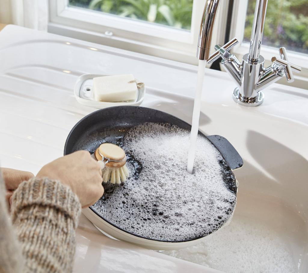 Komfort und Effizienz in einem E-Kompaktdurchlauferhitzer Abwasch. E-Kompaktdurchlauferhitzer sind die clevere Lösung für die energieeffiziente Heißwasserversorgung der Küchenspüle.