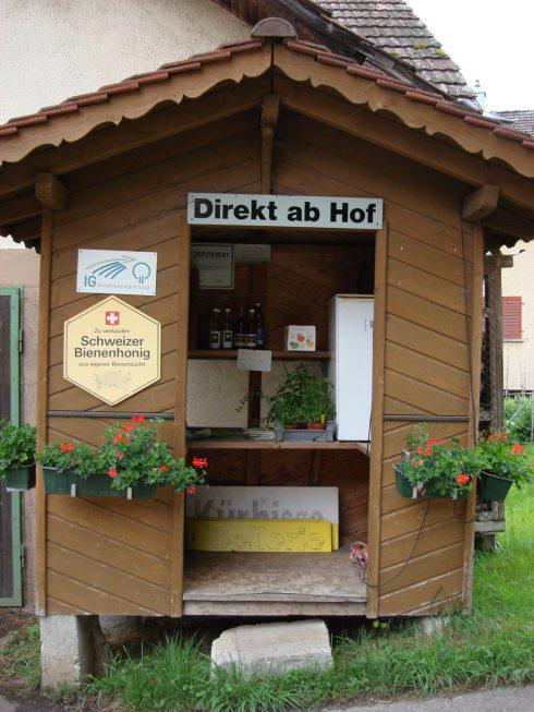 Feldexperiment Kooperation Verkauf von Honig und anderen landwirtschaftlichen Erzeugnissen an einem Selbstbedienungsstand in der Region