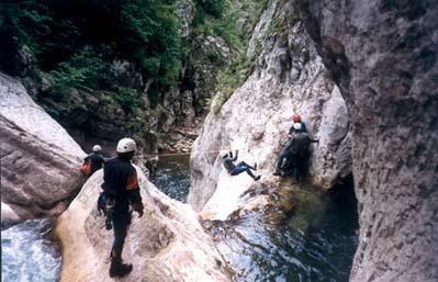 Tagestour special 3 : Canyoning und Rafting auf der Enns * Canyoning und Rafting auf der Enns Abseilen durch Wasserfälle, Jumps in eiskalte Pools, knackige Stromschnellen und jede Menge Spaß.