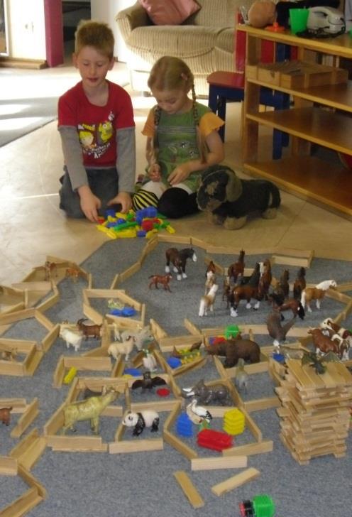 Hier ein Beispiel : Bauraum Die Kinder haben viel Platz zum Bauen auch riesiger Bauwerke, Es gibt vielfältiges Baumaterial/ in größeren Mengen.