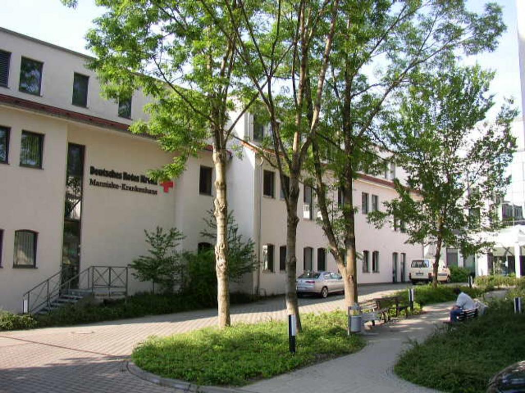 Einleitung Abbildung: Hier sehen sie den Haupteingang zum DRK- Mannsike- Krankenhaus Bad Frankenhausen. Das DRK-Manniske-Krankenhaus liegt in Bad Frankenhausen am Fuße des Kyffhäusergebirges.
