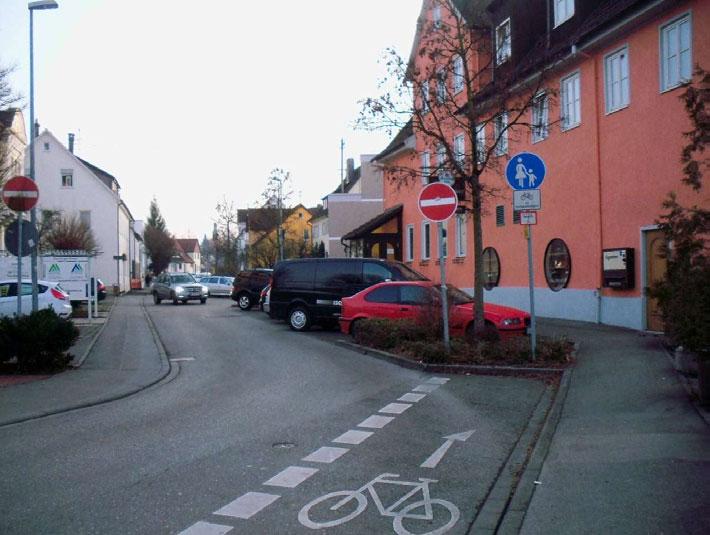 Die Plochinger Straße ist eine Einbahnstraße, die für Radfahrer in Gegenrichtung frei ist.