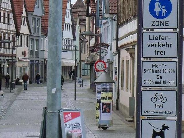 Max-Eyth-Straße von Osten her: Hier ist noch Fahrrad frei, kurz darauf nicht mehr Plochinger Straße: Die Radfahrer werden auf den Gehweg geschickt Die Fußgängerzone ist für Radfahrer frei, abgesehen