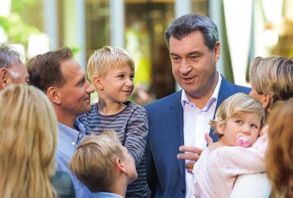 6 Wir investieren in eine bessere Kinderbetreuung und mehr Bildung Wir geben Familien mit dem bayerischen Familiengeld maximale Wahlfreiheit und steigern