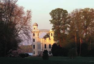 1794 ein romantisches kleines weißes Schloss aus Fachwerk mit zwei Türmchen, das Schiffsbe satzungen schon von weitem als Blickfang dienen sollte.