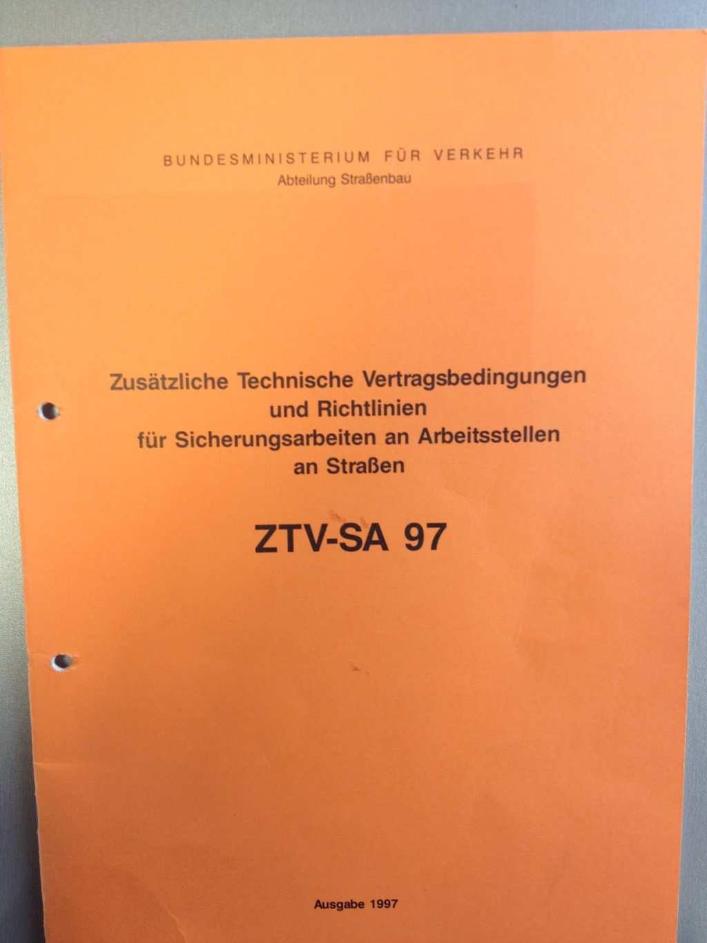 2. Rückblick Regelwerke für Herstellung und Einsatz wurden 1997 geschrieben und eingeführt: für den Einsatz: ZTV-SA 97 Wesentliche Kriterien: