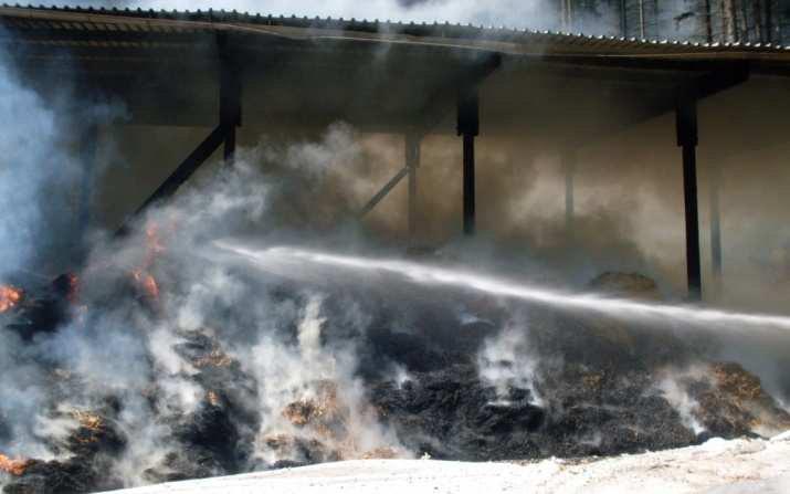 Am Gelände eines Bauernhofes war ein Strohlager in Brand geraten und musste gelöscht werden.