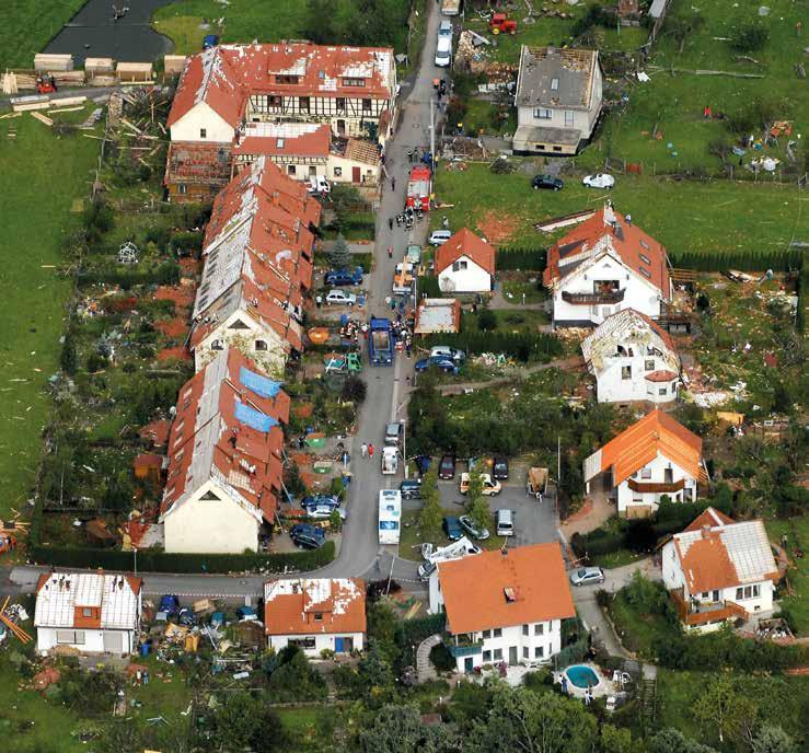 UNWETTER 41 Von einem Tornado zerstörtes Wohngebiet in Quirla, Thüringen, 2006 Lose Äste, umstürzende Bäume, herabfallende Dachpfannen und Blu- menkästen bei einem Unwetter sollte man sich