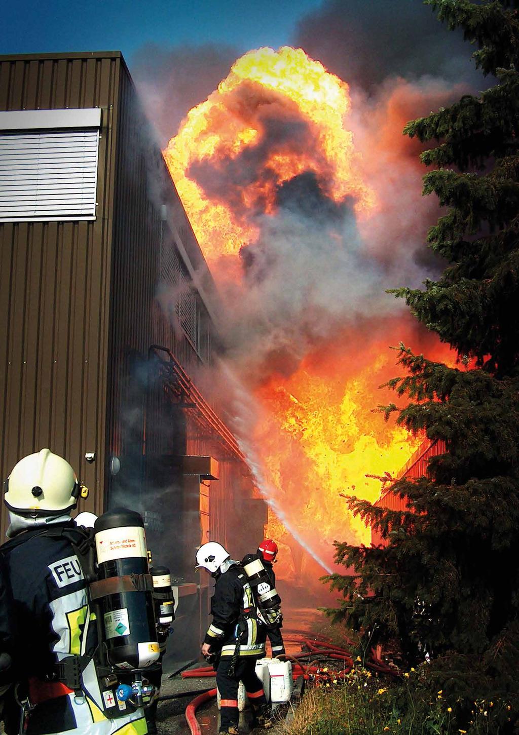 46 Feuer Das Entsetzen ist groß, die Gefahr auch. Feuer, das außer Kontrolle gerät, ist immer eine Katastrophe.