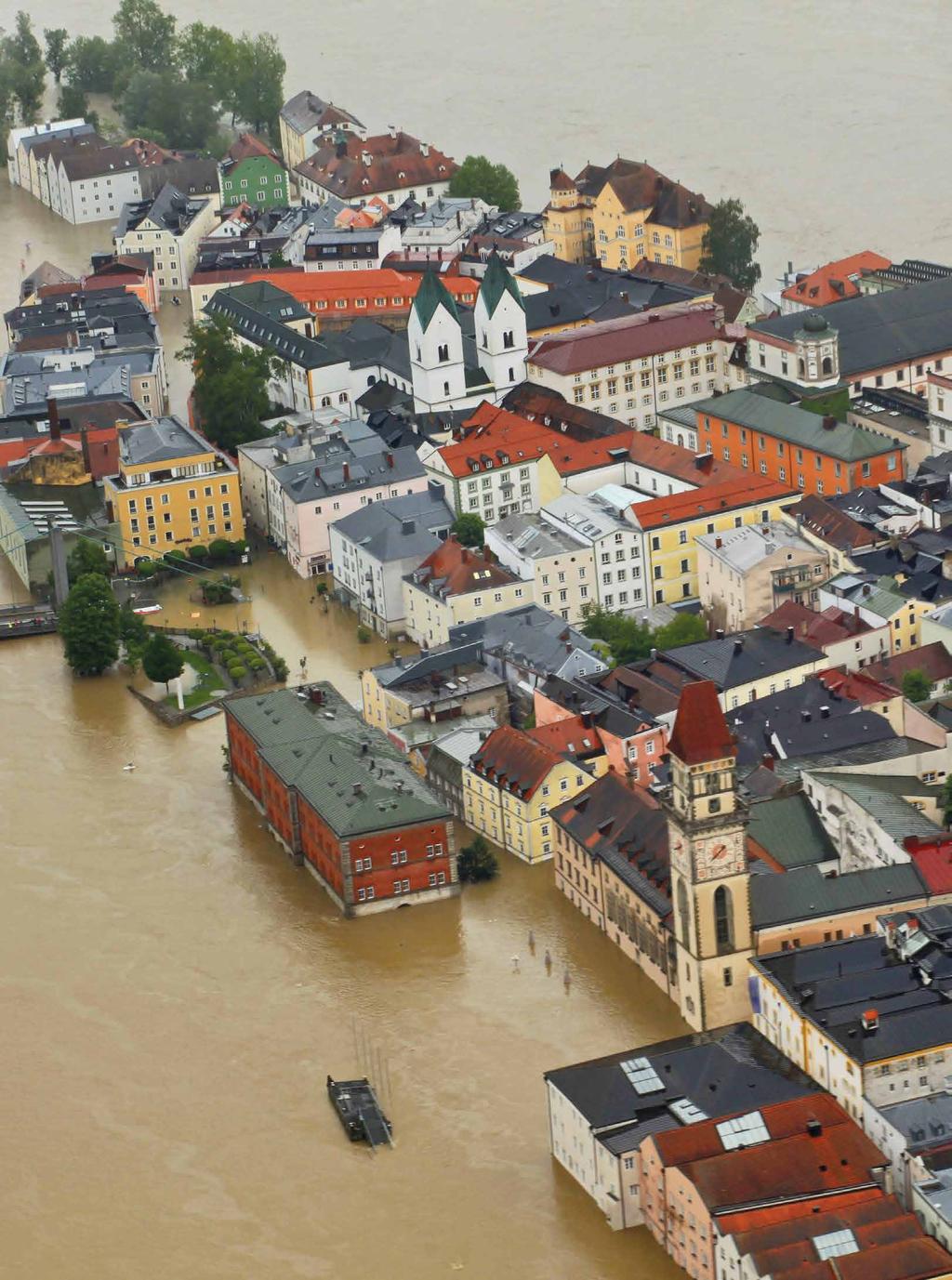 54 Hochwasser Das wird so schnell niemand vergessen: starker, wochenlanger Regen hat durch das Sommerhochwasser 2013 weite Teile Süd-, Ost- und Norddeutschlands in Katastrophengebiete verwandelt.