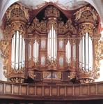Nach dem Kirchenneubau (1745/46) stellt Bielfeldt das Instrument auf der heute noch vorhandenen Orgelempore auf und errichtet für das ursprünglich hinter dem Hauptwerk stehende Pedalwerk zwei